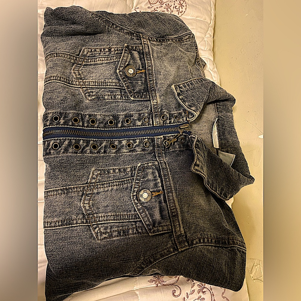 New worn once or twice. Blue Jean jacket no damages done